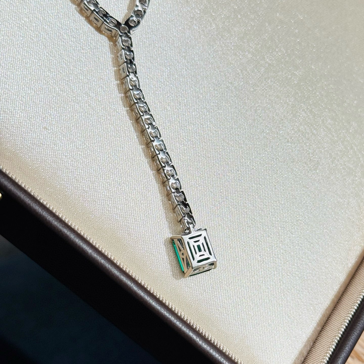 Emerald Bowdrop Necklace – 925 Silver Elegance