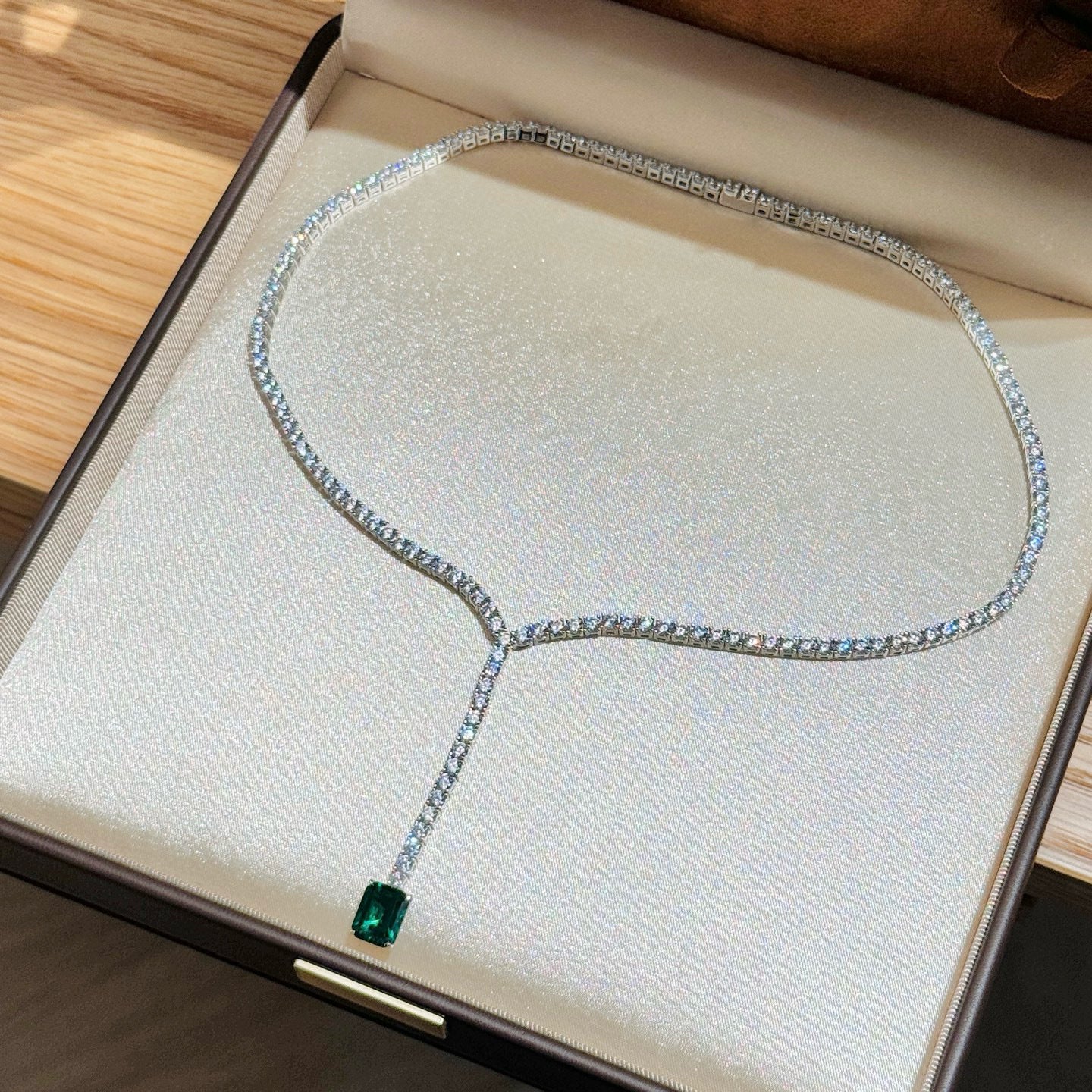 Emerald Bowdrop Necklace – 925 Silver Elegance