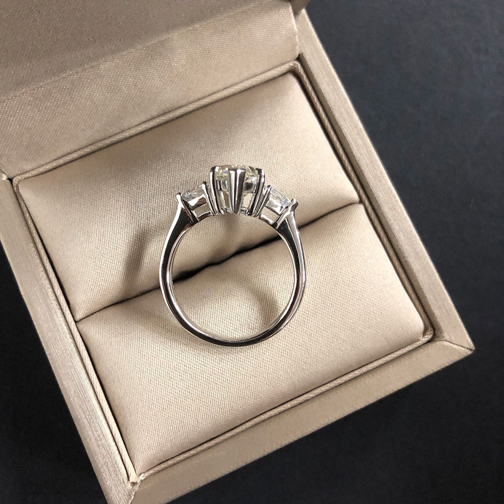 Celestia Radiant Ring – 925 Silver with Custom-Cut Zircon