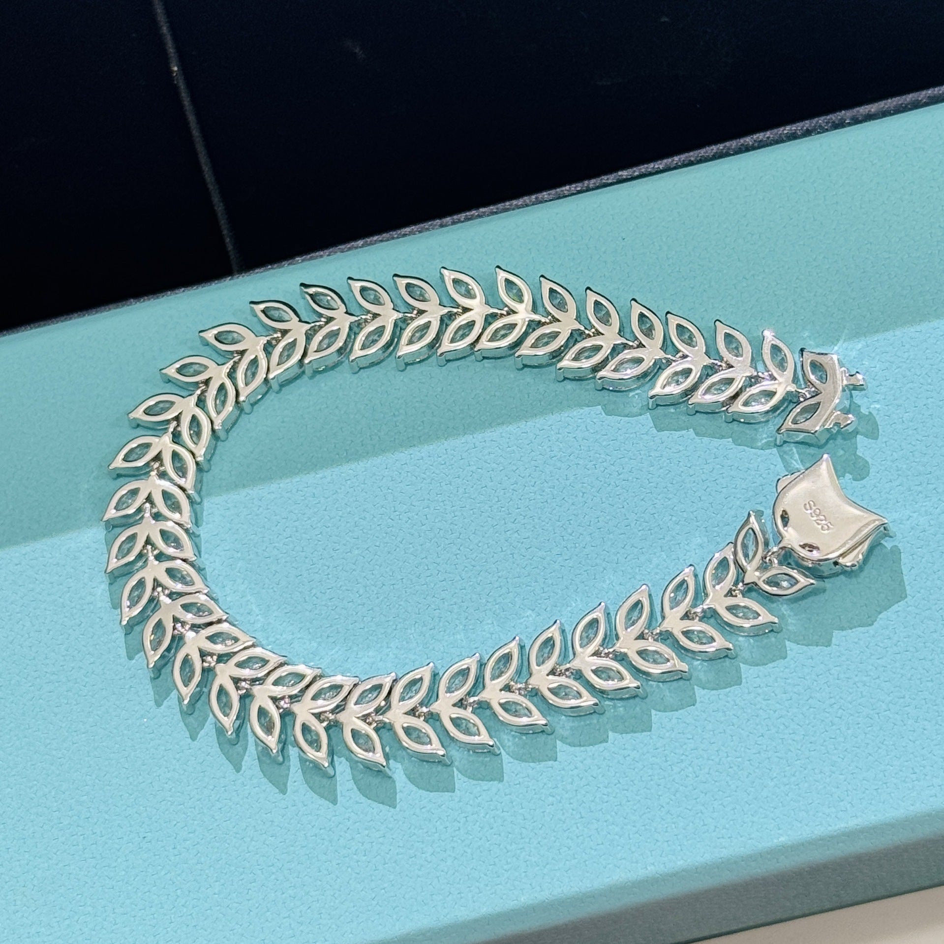 LierreLumière™ S925 Silver Pavé Leaf Vine Bracelet
