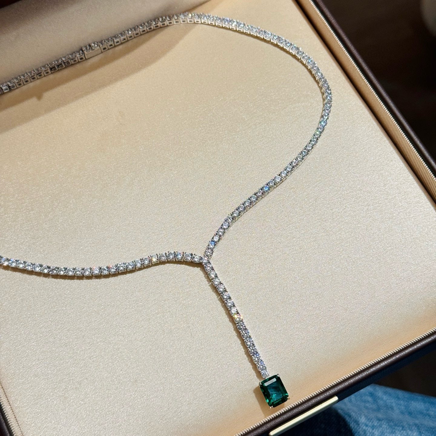 Emerald Bowdrop Necklace – 925 Silver Elegance