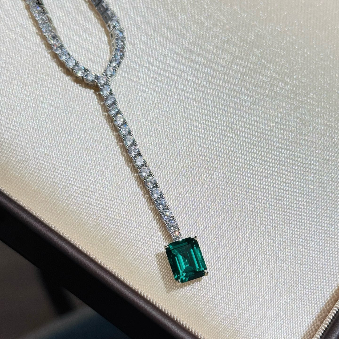 Emerald Bowdrop Necklace – 925 Silver Elegance