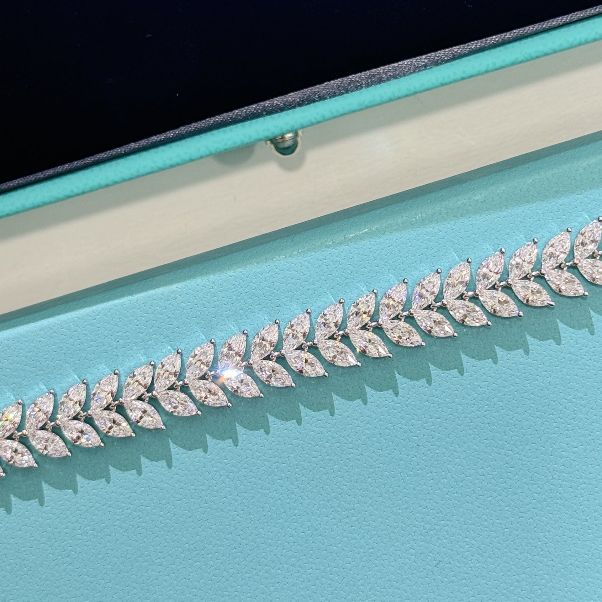 LierreLumière™ S925 Silver Pavé Leaf Vine Bracelet