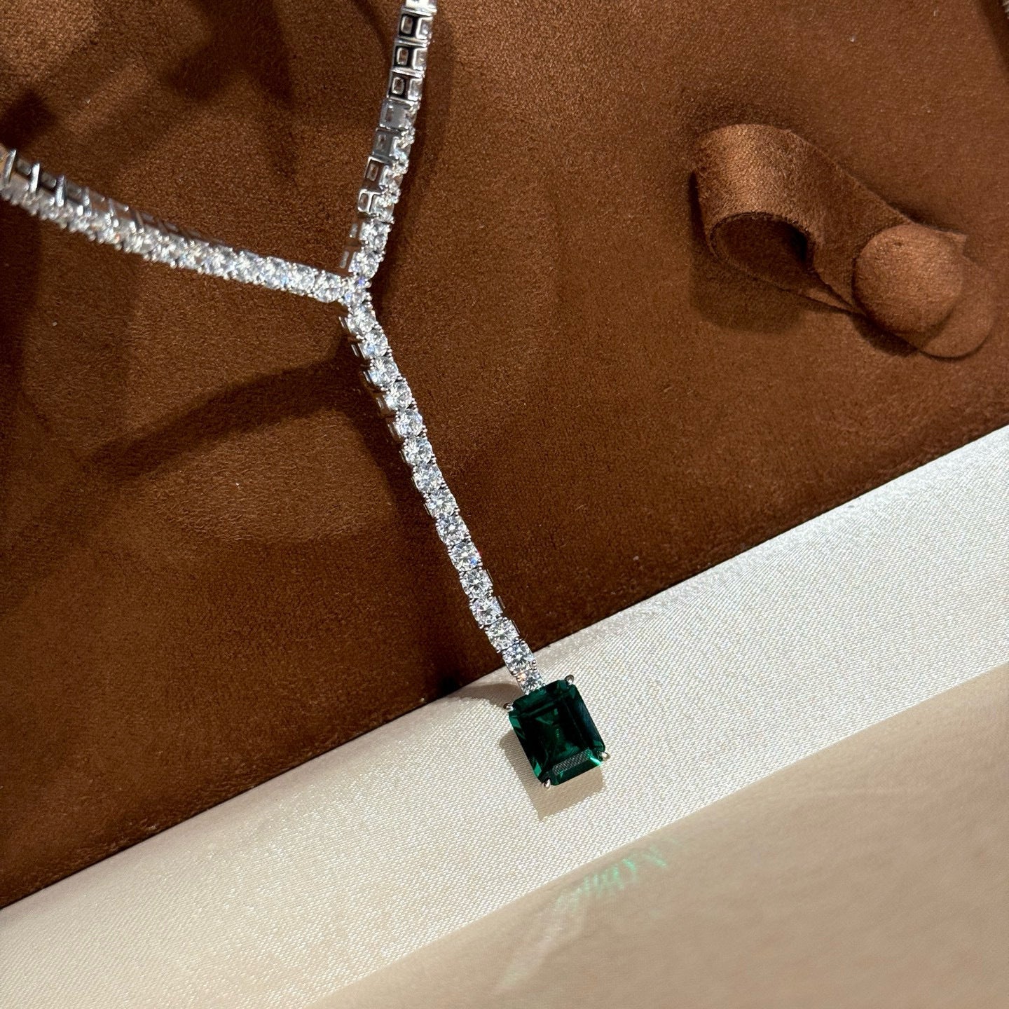 Emerald Bowdrop Necklace – 925 Silver Elegance