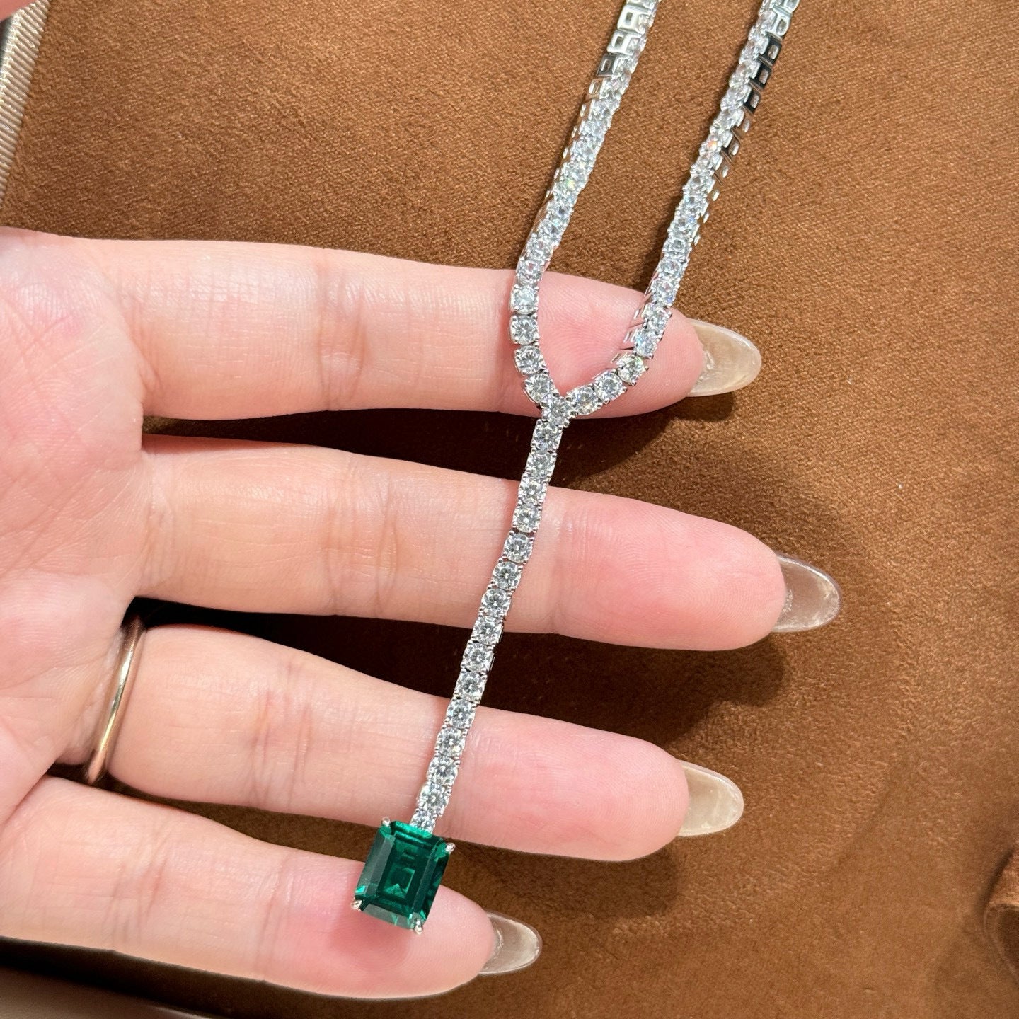 Emerald Bowdrop Necklace – 925 Silver Elegance
