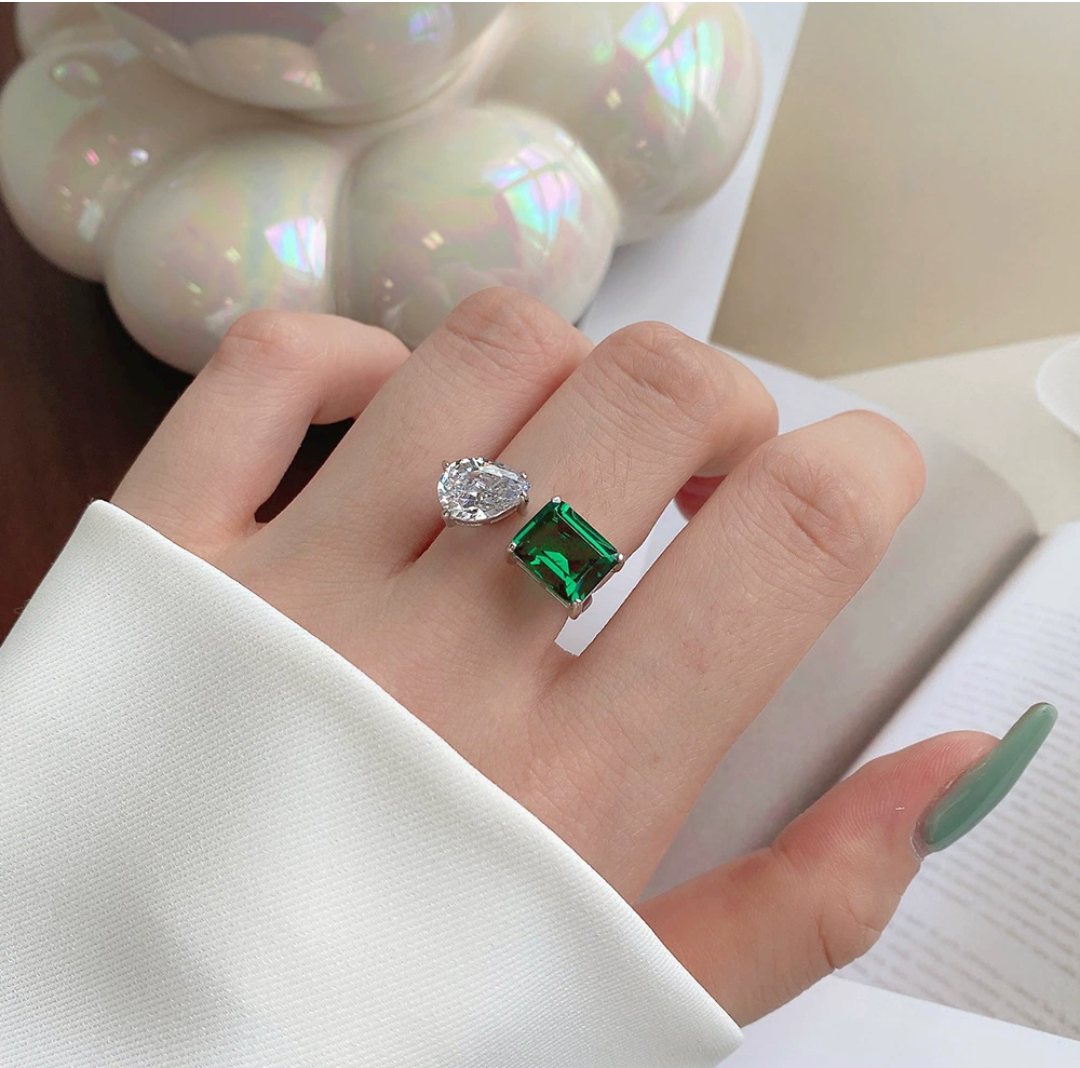Emerald Radiance – Adjustable Retro Gemstone Ring
