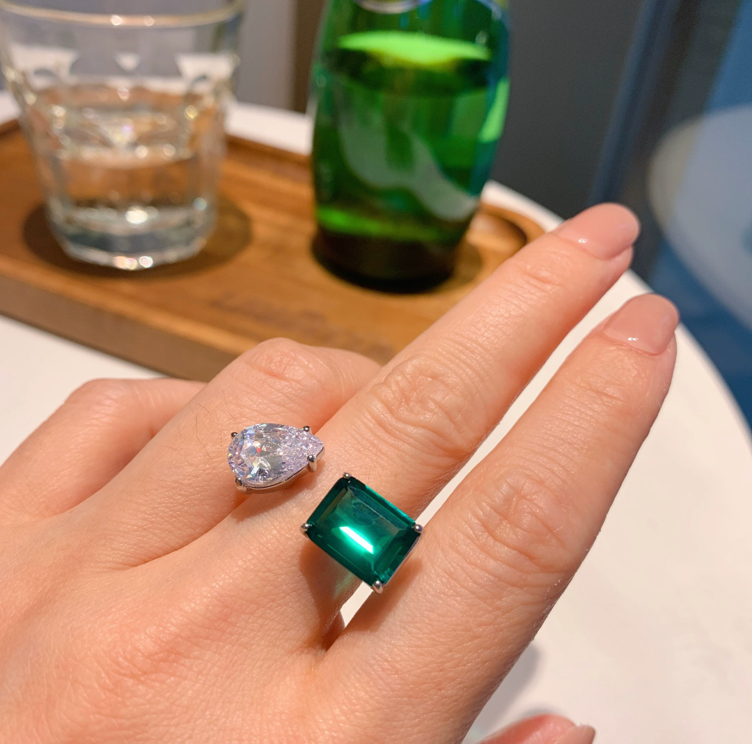 Emerald Radiance – Adjustable Retro Gemstone Ring